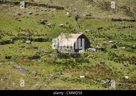 Green Meadows, une cascade haute de 140 mètres, de splendides paysages, des sentiers de montagne, ruisseaux et lacs rendre le parc Gleninchaquin une attraction pour la population locale et les touristes de l'Irlande et à l'étranger, photo prise le 30 mai 2013. Gleninchaquin est un parc familial et ferme dans le comté de Kerry. C'est une longue vallée étroite coombe sur le côté nord-ouest de la Péninsule de Beara, formé par la glaciation de 70 000 ans et il y a peu changé depuis. Photo : Frank Baumgart Banque D'Images