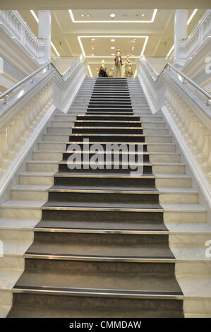 Ce superbe escalier ne fait pas partie d'un palais - c'est une partie de l'intérieur du magasin Marks & Spencer dans Grafton Street à Dublin, photo prise le 3 juin 2013. Photo : Frank Baumgart Banque D'Images