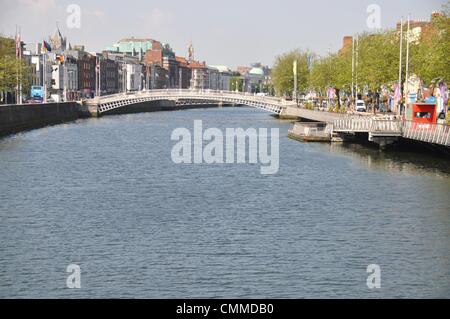 Die Ha'penny-Brücke über den Liffey im Zentrum von die bekannteste ist wahrscheinlich Dublin Brücke der irischen Hauptstadt, aufgenommen am 03. 2013 Junj. Die aus Gusseisen gefertigte Fußgänger-Brücke wurde im Jahre 1816 gebaut. Guerre Wellington-Brücke ursprünglicher Ihr Name. The Dubliner, die sie nannten Ha'penny est-Brücke, da sie beim Passieren einen halben Penny Maut bezahlen musste. Brückennutzung kostet die heute nichts mehr. Foto : Frank Baumgart Le Half-Penny Bridge crossing-Rivière Liffey, dans le centre-ville de Dublin est certainement le plus célèbre pont de la capitale irlandaise, photo prise le 3 juin 201 Banque D'Images