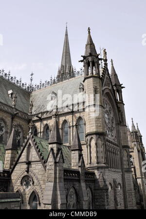 La Cathédrale saint Colman est donnant sur la ville de Cobh anciennement Queenstown, et Port de Cork, photo prise le 25 mai 2013. Elle est dédiée à saint Colman, qui a fondé le diocèse en 560 A.D. La cathédrale néo-gothique contient le plus grand carillon de l'Irlande avec 47 cloches. Photo : Frank Baumgart Banque D'Images