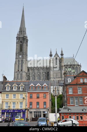 La Cathédrale saint Colman est donnant sur la ville de Cobh anciennement Queenstown, et Port de Cork, photo prise le 25 mai 2013. Elle est dédiée à saint Colman, qui a fondé le diocèse en 560 A.D. La cathédrale néo-gothique contient le plus grand carillon de l'Irlande avec 47 cloches. Photo : Frank Baumgart Banque D'Images