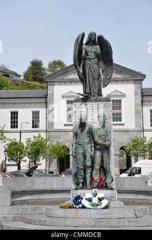 Le Lusitania Monument situé dans la ville de Cobh commémore le RMS Lusitania, qui - sur un voyage de New York à Liverpool a été le 7 mai 1915, torpillé par un sous-marin allemand et a coulé en seulement 18 minutes avec la perte de 1201 passagers, photo prise le 25 mai 2013. Après des efforts héroïques par les transports maritimes, les pêcheurs et les organismes de secours la grande majorité des victimes et les 762 survivants ont été portés à Cobh, puis Queennstown. Photo : Frank Baumgart Banque D'Images