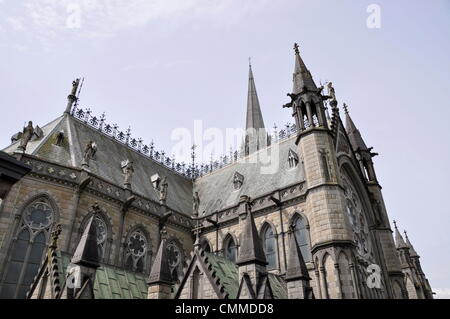 La Cathédrale saint Colman est donnant sur la ville de Cobh anciennement Queenstown, et Port de Cork, photo prise le 25 mai 2013. Elle est dédiée à saint Colman, qui a fondé le diocèse en 560 A.D. La cathédrale néo-gothique contient le plus grand carillon de l'Irlande avec 47 cloches. Photo : Frank Baumgart Banque D'Images