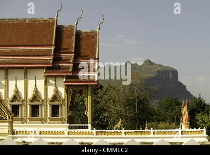 KANCHANABURI, THAÏLANDE, . 1er décembre 2004. L'un des nombreux petits temples dans la campagne près de la Tiger Temple à Kanchanaburi, Thaïlande 05 Octobre 2004. © Stephen Shaver/ZUMAPRESS.com/Alamy Live News Banque D'Images