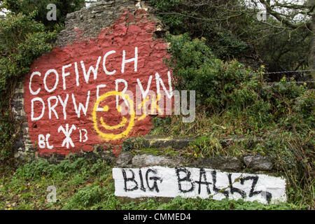 Llanrhystud, Ceredigion, pays de Galles, Royaume-Uni. 6 novembre 2013. Le Cofiwch Dryweryn "iconique" (Rappelez-vous Tryweryn) mur près d'Aberystwyth, peint dans le milieu des années 1960 pour protester contre la noyade de Capel Celyn, pour faire place au réservoir d'Tryweryn, a été dégradé par des vandales pour la deuxième fois en 3 mois. Credit : atgof.co/Alamy Live News Banque D'Images