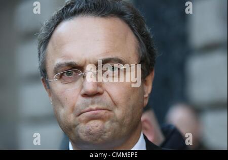 Berlin, Allemagne. 06 nov., 2013. Le ministre allemand de l'intérieur Hans-Peter Friedrich (CSU) Promenades à la coalition entre CDU et SPD sur les thèmes des affaires intérieures et de la justice à Berlin, Allemagne, 06 novembre 2013. Photo : Stephanie Pilick/dpa/Alamy Live News Banque D'Images