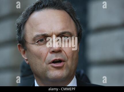 Berlin, Allemagne. 06 nov., 2013. Le ministre allemand de l'intérieur Hans-Peter Friedrich (CSU) Promenades à la coalition entre CDU et SPD sur les thèmes des affaires intérieures et de la justice à Berlin, Allemagne, 06 novembre 2013. Photo : Stephanie Pilick/dpa/Alamy Live News Banque D'Images