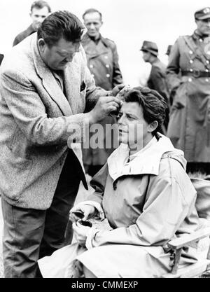 L'acteur français Gérard Philipe est composé pendant le tournage du film (littéralement) "Les aventures de Till Ulenspiegel' dans Raguhn, RDA, 1956. Dans l'articulation de la production française est de l'Allemagne de l'Est (DEFA) et Les Films Ariane (France), Philipe joué les personnages principaux et réalisé la vidéo qui fut son seul travail de direction de sa carrière. Photo : Hanns-Peter Beyer - ATTENTION ! Aucun SERVICE DE FIL Banque D'Images