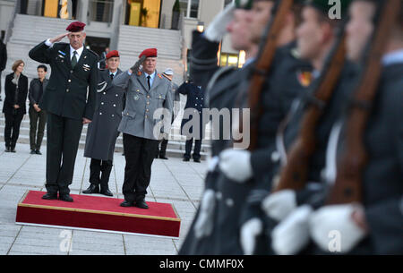 Berlin, Allemagne. 06 nov., 2013. L'allemand Chef d'état-major des Forces armées fédérales (GenInspBw), le général Volker Wieker (R), reçoit des forces de défense israéliennes (FDI), le Lieutenant-général Benjamin Gantz , avec honneurs militaires au ministère de la défense allemand à Berlin, Allemagne, 06 novembre 2013. La délégation parle a servi à poursuivre le dialogue bien établie entre les deux pays, selon le Ministère allemand de la Défense. Photo : Bernd VON JUTRCZENKA /afp/Alamy Live News Banque D'Images