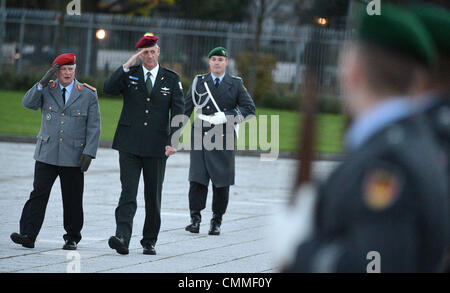 Berlin, Allemagne. 06 nov., 2013. L'allemand Chef d'état-major des Forces armées fédérales (GenInspBw), le général Volker Wieker (L), reçoit des forces de défense israéliennes (FDI), le Lieutenant-général Benjamin Gantz , avec honneurs militaires au ministère de la défense allemand à Berlin, Allemagne, 06 novembre 2013. La délégation parle a servi à poursuivre le dialogue bien établie entre les deux pays, selon le Ministère allemand de la Défense. Photo : Bernd VON JUTRCZENKA /afp/Alamy Live News Banque D'Images