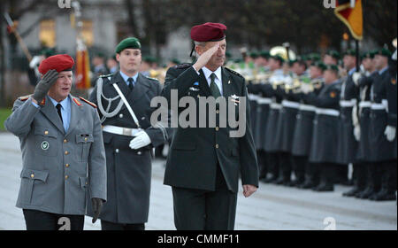 Berlin, Allemagne. 06 nov., 2013. L'allemand Chef d'état-major des Forces armées fédérales (GenInspBw), le général Volker Wieker (L), reçoit des forces de défense israéliennes (FDI), le Lieutenant-général Benjamin Gantz , avec honneurs militaires au ministère de la défense allemand à Berlin, Allemagne, 06 novembre 2013. La délégation parle a servi à poursuivre le dialogue bien établie entre les deux pays, selon le Ministère allemand de la Défense. Photo : Bernd VON JUTRCZENKA /afp/Alamy Live News Banque D'Images