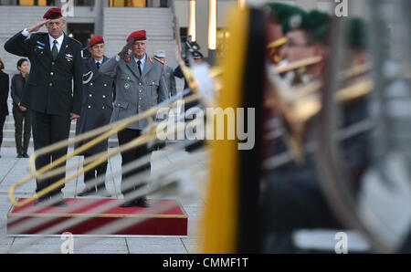 Berlin, Allemagne. 06 nov., 2013. L'allemand Chef d'état-major des Forces armées fédérales (GenInspBw), le général Volker Wieker (R), reçoit des forces de défense israéliennes (FDI), le Lieutenant-général Benjamin Gantz , avec honneurs militaires au ministère de la défense allemand à Berlin, Allemagne, 06 novembre 2013. La délégation parle a servi à poursuivre le dialogue bien établie entre les deux pays, selon le Ministère allemand de la Défense. Photo : Bernd VON JUTRCZENKA /afp/Alamy Live News Banque D'Images