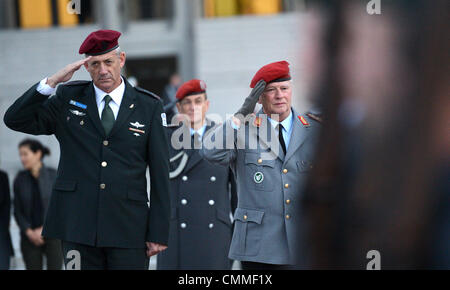 Berlin, Allemagne. 06 nov., 2013. L'allemand Chef d'état-major des Forces armées fédérales (GenInspBw), le général Volker Wieker (R), reçoit des forces de défense israéliennes (FDI), le Lieutenant-général Benjamin Gantz , avec honneurs militaires au ministère de la défense allemand à Berlin, Allemagne, 06 novembre 2013. La délégation parle a servi à poursuivre le dialogue bien établie entre les deux pays, selon le Ministère allemand de la Défense. Photo : Bernd VON JUTRCZENKA /afp/Alamy Live News Banque D'Images