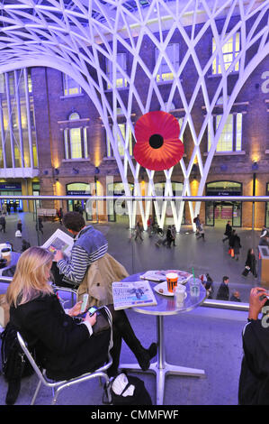 London, UK . 06 nov., 2013. Kings Cross, London, UK. 6e novembre 2013. Le coquelicot du souvenir géant à la gare de Kings Cross. Crédit : Matthieu Chattle/Alamy Live News Banque D'Images