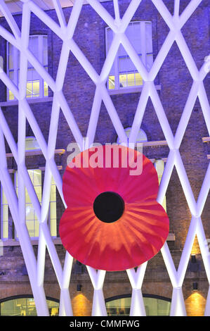 London, UK . 06 nov., 2013. Kings Cross, London, UK. 6e novembre 2013. Le coquelicot du souvenir géant à la gare de Kings Cross. Crédit : Matthieu Chattle/Alamy Live News Banque D'Images