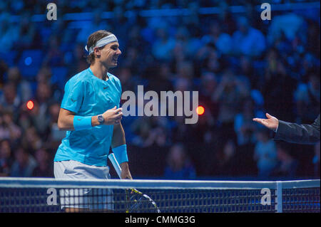 Londres, Royaume-Uni. 06 nov., 2013. Rafael Nadal (ESP) au début de la correspondance avec Stanislas Wawrinka (SUI) à la Barclays ATP World Tour Finals © Malcolm Park editorial/Alamy Live News Banque D'Images