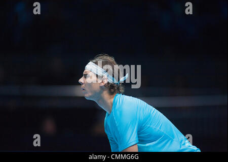 Londres, Royaume-Uni. 06 nov., 2013. Rafael Nadal (ESP) dans le match avec Stanislas Wawrinka (SUI) à la Barclays ATP World Tour Finals © Malcolm Park editorial/Alamy Live News Banque D'Images