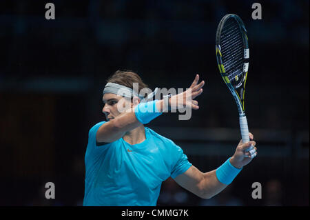 Londres, Royaume-Uni. 06 nov., 2013. Rafael Nadal (ESP) dans le match avec Stanislas Wawrinka (SUI) à la Barclays ATP World Tour Finals © Malcolm Park editorial/Alamy Live News Banque D'Images