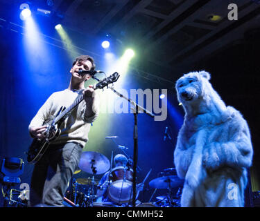 British Sea Power joue le Brighton Dome le 11/06/2013 à Brighton Dome, Brighton. Les personnes sur la photo : Yan Scott Wilkinson, Jan Scott Wilkinson. Photo par Julie Edwards Banque D'Images