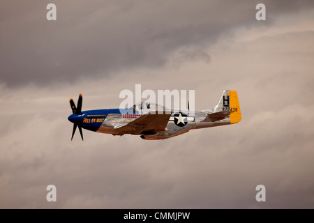 Voler par des P-51 Mustang chasseur de supériorité aérienne de la Seconde Guerre mondiale. Nose art buste Heller. Vol avec les nuages de tempête. Banque D'Images