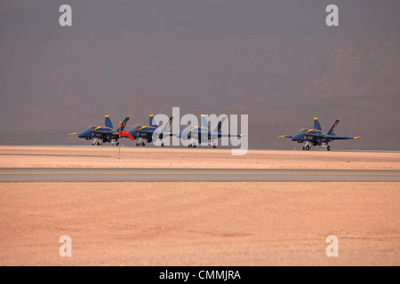 Ange bleu marine la démonstration des avions de voler en formation serrée pendant le décollage sur la piste vidéo. Jaune et bleu supersonic. Banque D'Images