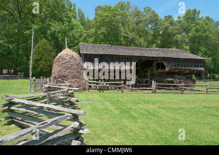 New York, Norris, Museum of Appalachia, grange en porte-à-faux Banque D'Images