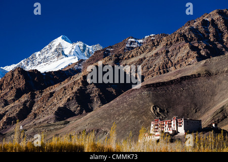 Palais Stok perché sur une petite colline surplombant le village de Stok avec le pic enneigé du Stok Kangri imminente dans l'arrière-plan. Banque D'Images