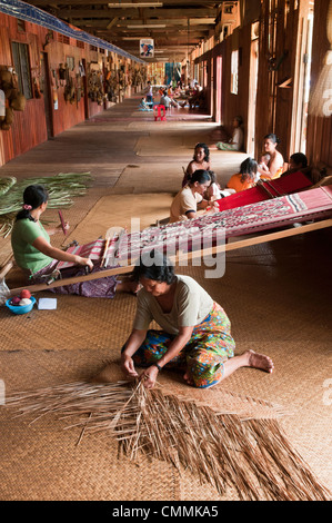 Les femmes de l'Iban en zigzag dans l'Nanga Sumpa longhouse au Sarawak, Bornéo, Malaisie Banque D'Images