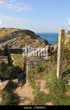 Inscrivez-chemin du Roi Arthur à Camelot Castle et stile par mur de pierre sur la côte. Tintagel Cornwall England UK Grande-Bretagne Banque D'Images