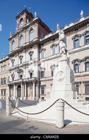 Palais Ducal et statue, Modène, Émilie-Romagne, Italie, Europe Banque D'Images