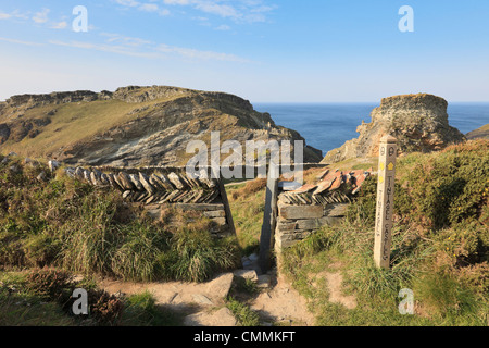 Inscrivez-chemin du Roi Arthur à Camelot Castle et stile par mur de pierre sur la plage avec vue sur mer. Tintagel Cornwall England UK Grande-Bretagne Banque D'Images