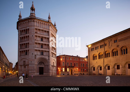 Le Baptistère, au crépuscule, la Piazza Duomo, Parme, Emilie-Romagne, Italie, Europe Banque D'Images