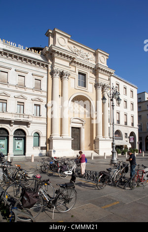 Piazza Garibaldi, cycles et de l'architecture, Parme, Emilie-Romagne, Italie, Europe Banque D'Images