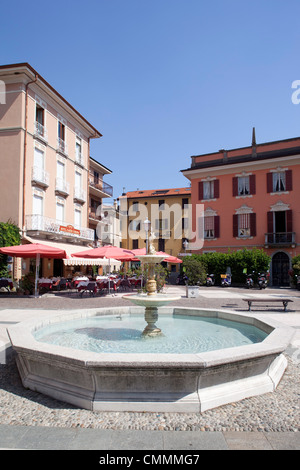 La place et la fontaine, Menaggio, Lac de Côme, Lombardie, Italie, Europe Banque D'Images