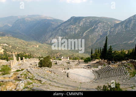 Delphi. La Grèce. Vue de dessus le théâtre du sanctuaire ruines vers le magnifique paysage de la vallée Pleistos avec Banque D'Images