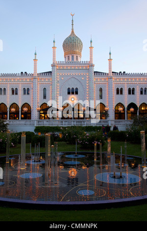 Pavilion, au crépuscule, les jardins de Tivoli, Copenhague, Danemark, Scandinavie, Europe Banque D'Images