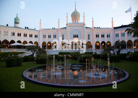 Pavilion, au crépuscule, les jardins de Tivoli, Copenhague, Danemark, Scandinavie, Europe Banque D'Images