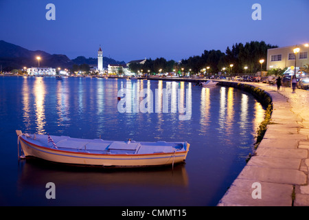 Au crépuscule, le port de la ville de Zakynthos, Zante, îles Ioniennes, îles grecques, Grèce, Europe Banque D'Images