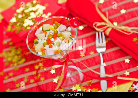 Partie joliment décorées de salade russe se dresse sur la table de vacances Banque D'Images