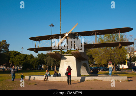 Réplique d'avion Santa Cruz de guerre que les personnes transportées à l'hôtel, dans le quartier de Belem Lisbonne Portugal Europe Banque D'Images