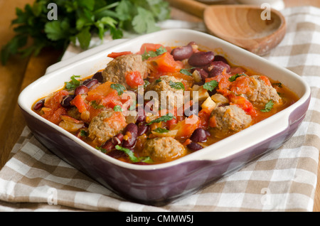 Ragoût de boulettes mexicain dans un plat allant au four Banque D'Images