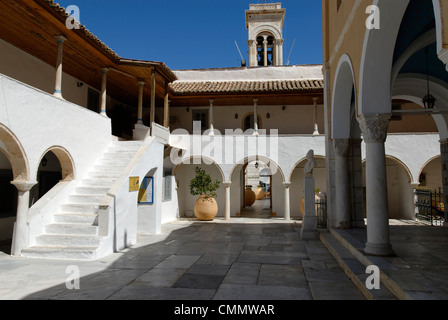 Hydra. La Grèce. Avis de piliers en cour du monastère de l'Assomption de la Vierge, dans la ville d''Hydra en Grèce Banque D'Images