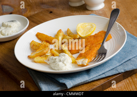 Les bâtonnets de poisson avec frites Banque D'Images