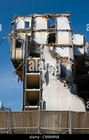 Prêt pour la démolition du bâtiment en ruine. Banque D'Images