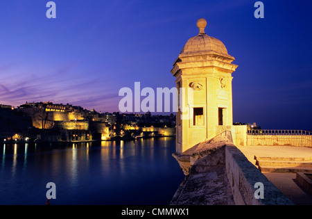 Vedette de guet et vue sur le Grand Port de La Valette, au crépuscule, Sliema, Malte, Méditerranée, Europe Banque D'Images