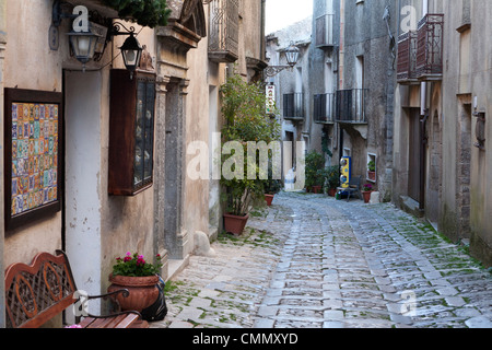 Vue vers le bas de la rue pavées étroites, Erice, Sicile, Italie, Europe Banque D'Images