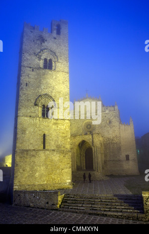 Le Duomo dans le brouillard au crépuscule, Erice, Sicile, Italie, Europe Banque D'Images