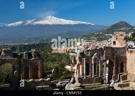 L''amphithéâtre grec et l'Etna, Taormina, Sicile, Italie, Europe Banque D'Images