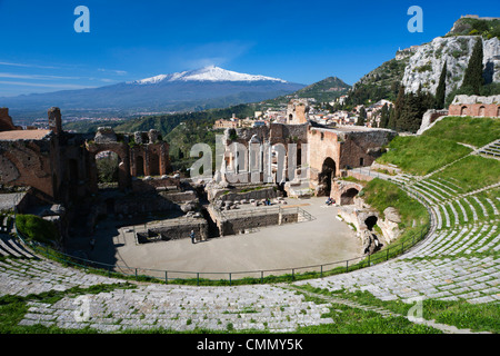 L''amphithéâtre grec et l'Etna, Taormina, Sicile, Italie, Europe Banque D'Images