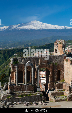 L''amphithéâtre grec et l'Etna, Taormina, Sicile, Italie, Europe Banque D'Images